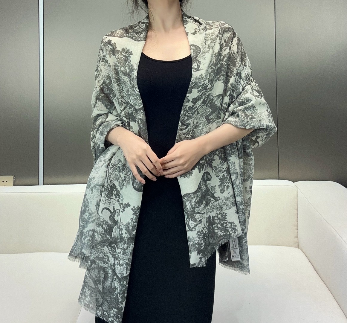 Dior新款伊如动物丛林丝羊绒围巾长款披肩！纯粹的高级和时髦感！太有品味了！！】好看死了，质感有腔调！！