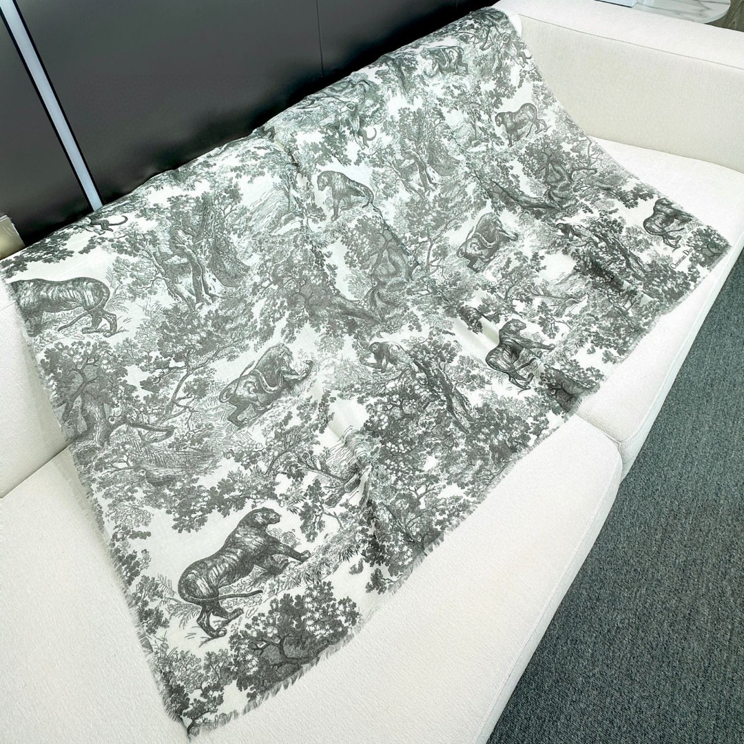 Dior新款伊如动物丛林丝羊绒围巾长款披肩！纯粹的高级和时髦感！太有品味了！！】好看死了，质感有腔调！！