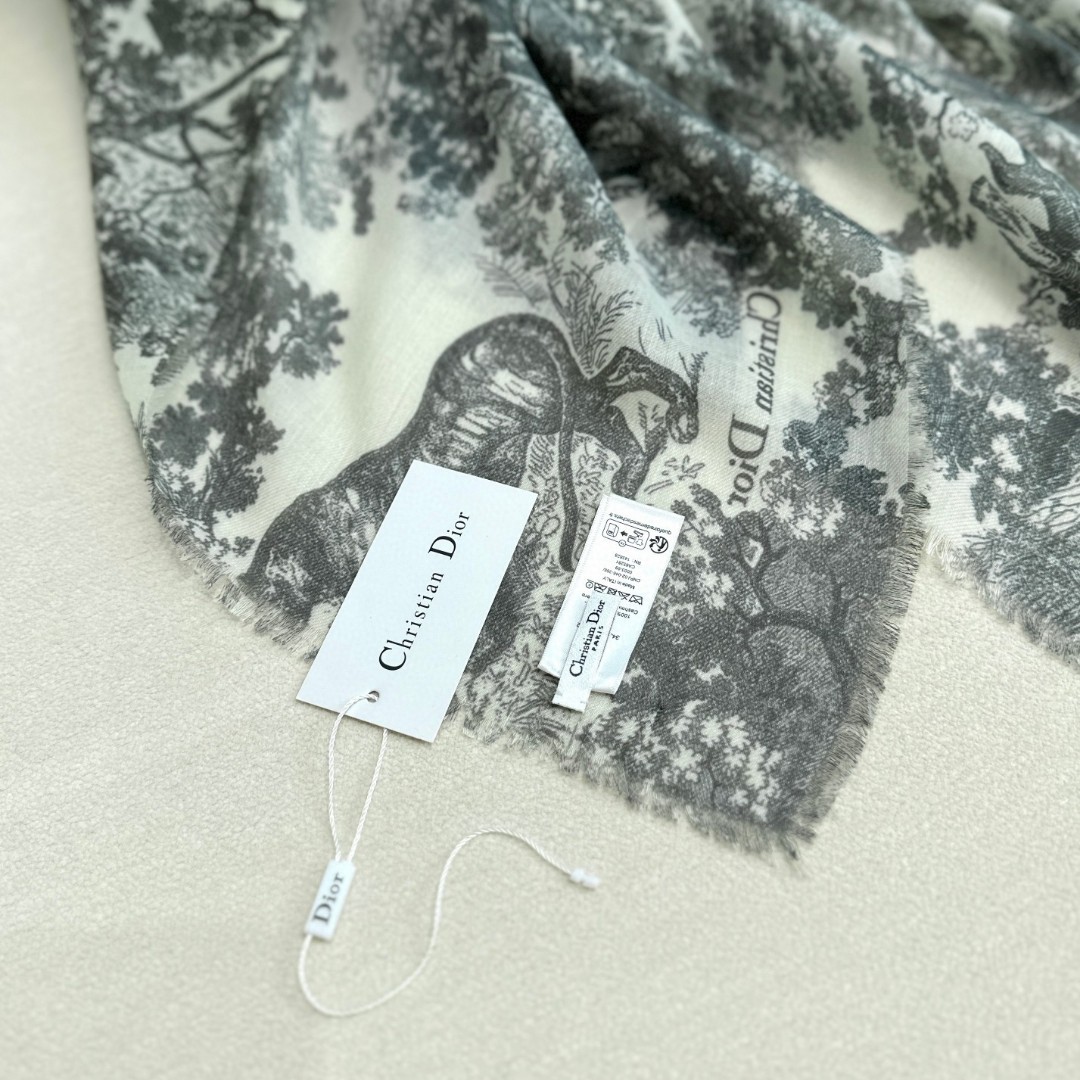 Dior新款伊如动物丛林丝羊绒围巾长款披肩！纯粹的高级和时髦感！太有品味了！！】好看死了，质感有腔调！！