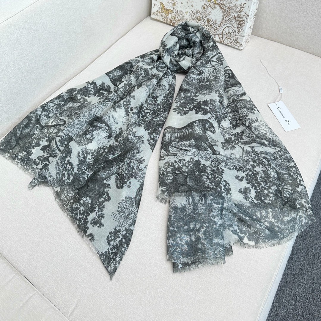 Dior新款伊如动物丛林丝羊绒围巾长款披肩！纯粹的高级和时髦感！太有品味了！！】好看死了，质感有腔调！！