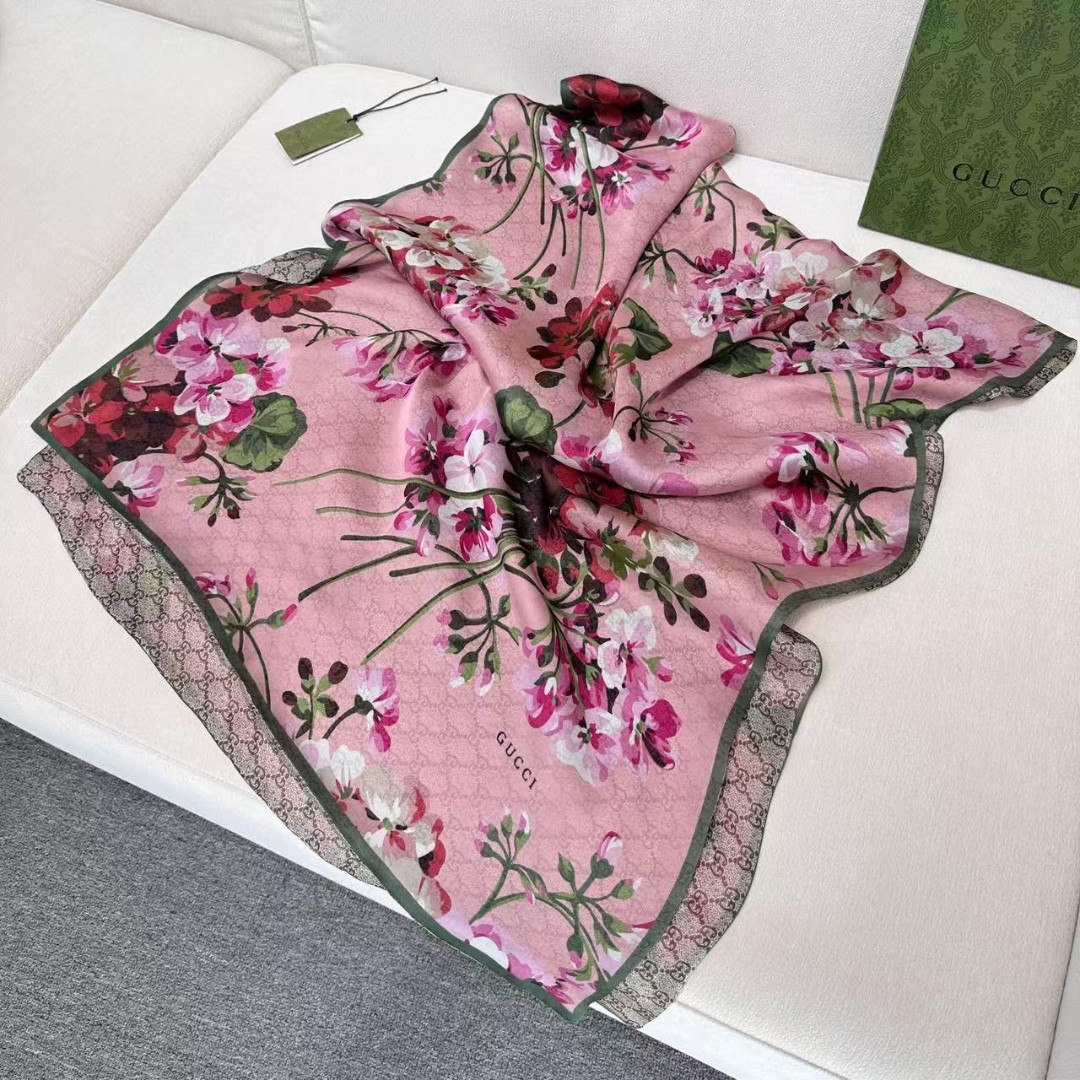   💟新✨✨😘👍Gucci最最爆的经典双层真丝长巾专柜主打款【一面经典GG标志与一面天竺花相结合的双层长