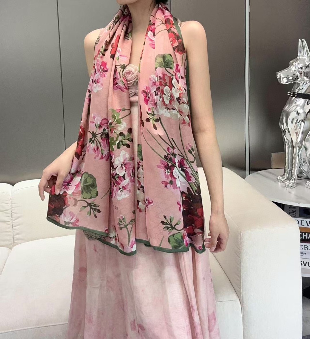  💟新✨✨😘👍Gucci最最爆的经典双层真丝长巾专柜主打款【一面经典GG标志与一面天竺花相结合的双层长