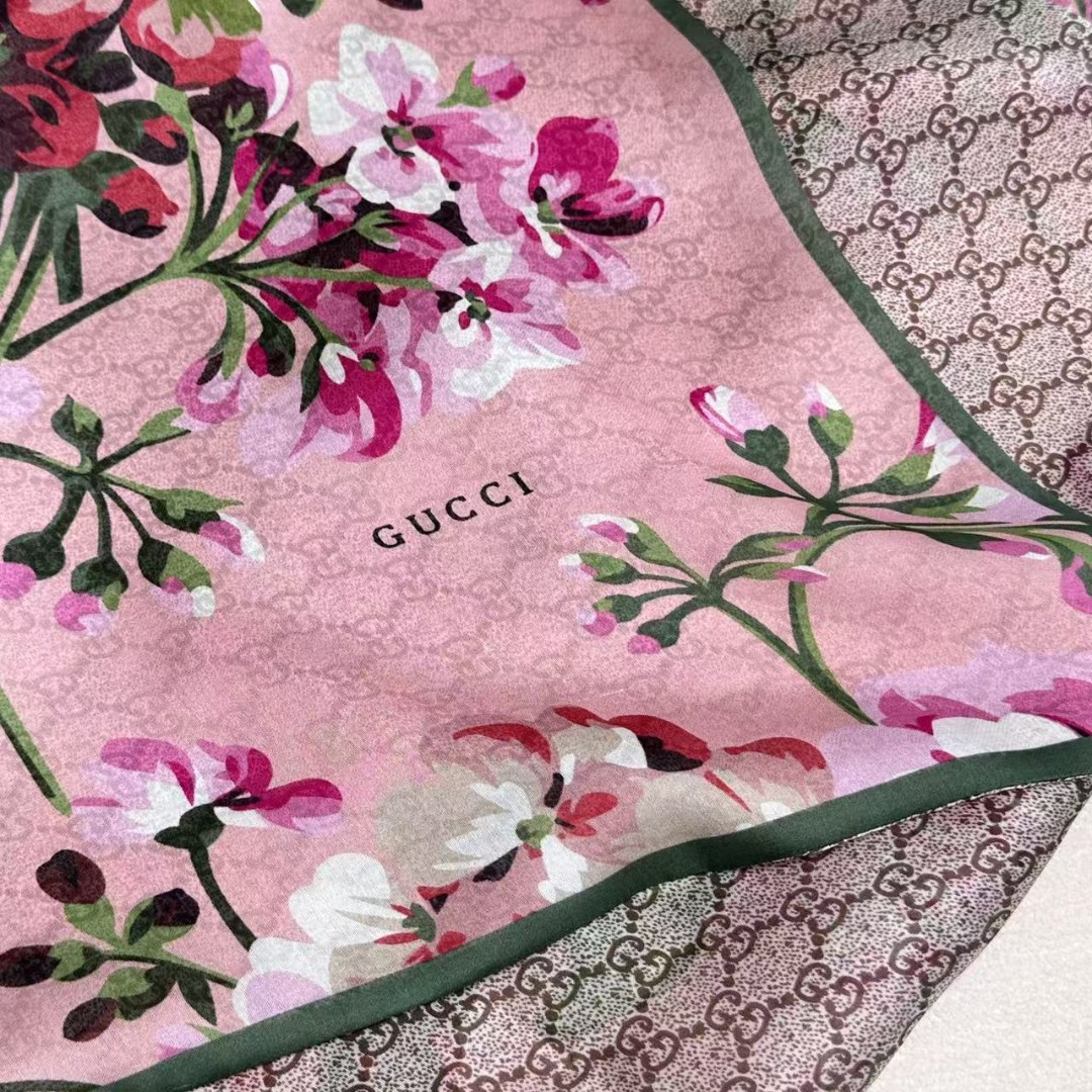   💟新✨✨😘👍Gucci最最爆的经典双层真丝长巾专柜主打款【一面经典GG标志与一面天竺花相结合的双层长