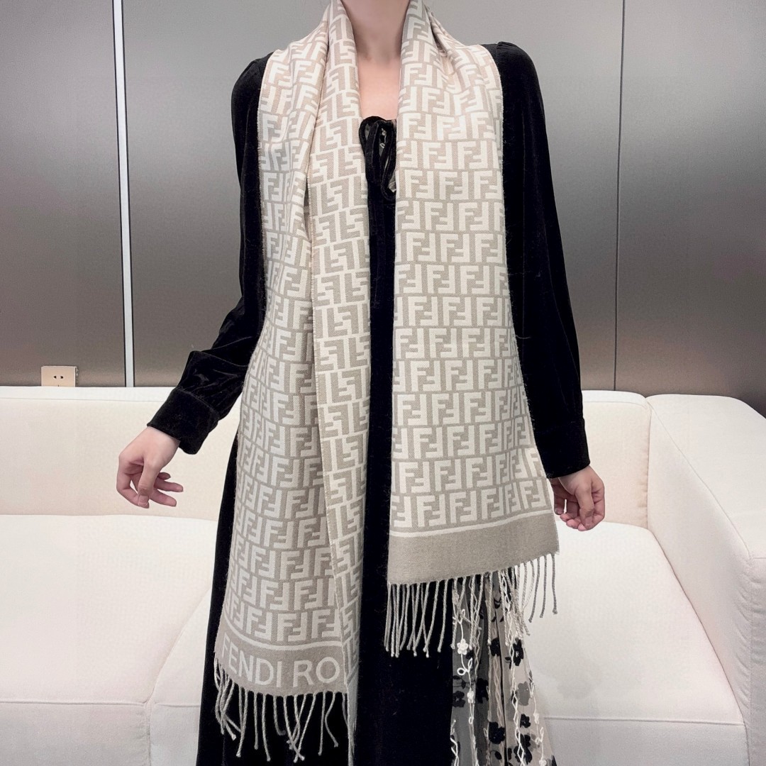 👑 FEN/DI【FF标识羊绒流苏长巾】官网同步更新，混纺提花编织，手感柔软舒适奢华有质感，由双色交织提