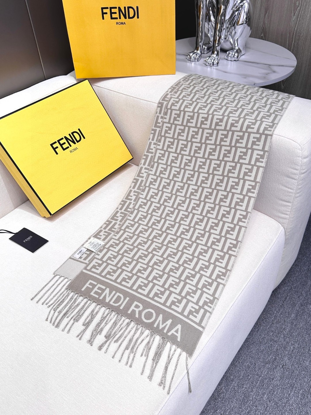 👑 FEN/DI【FF标识羊绒流苏长巾】官网同步更新，混纺提花编织，手感柔软舒适奢华有质感，由双色交织提