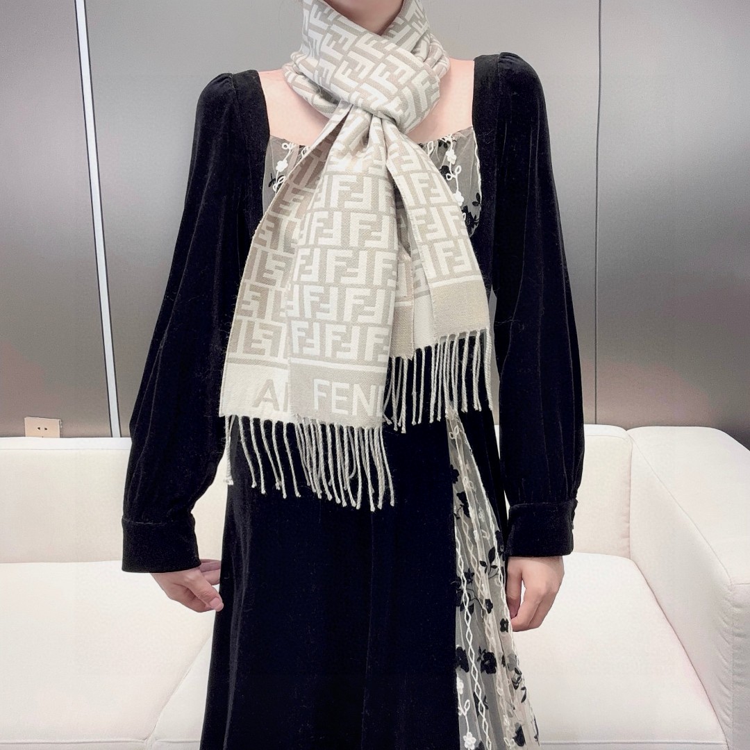👑 FEN/DI【FF标识羊绒流苏长巾】官网同步更新，混纺提花编织，手感柔软舒适奢华有质感，由双色交织提