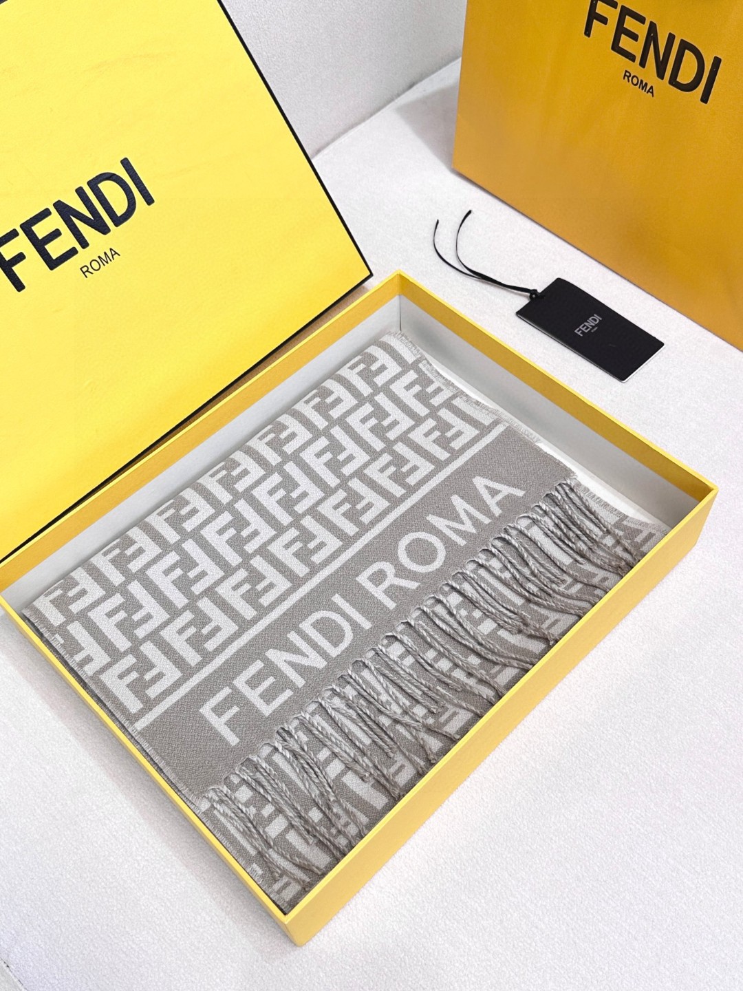 👑 FEN/DI【FF标识羊绒流苏长巾】官网同步更新，混纺提花编织，手感柔软舒适奢华有质感，由双色交织提