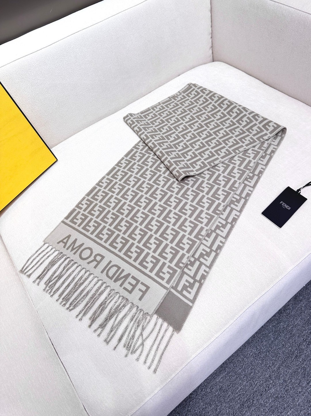 👑 FEN/DI【FF标识羊绒流苏长巾】官网同步更新，混纺提花编织，手感柔软舒适奢华有质感，由双色交织提