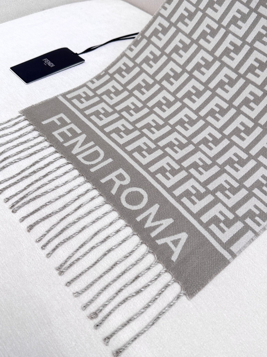 👑 FEN/DI【FF标识羊绒流苏长巾】官网同步更新，混纺提花编织，手感柔软舒适奢华有质感，由双色交织提