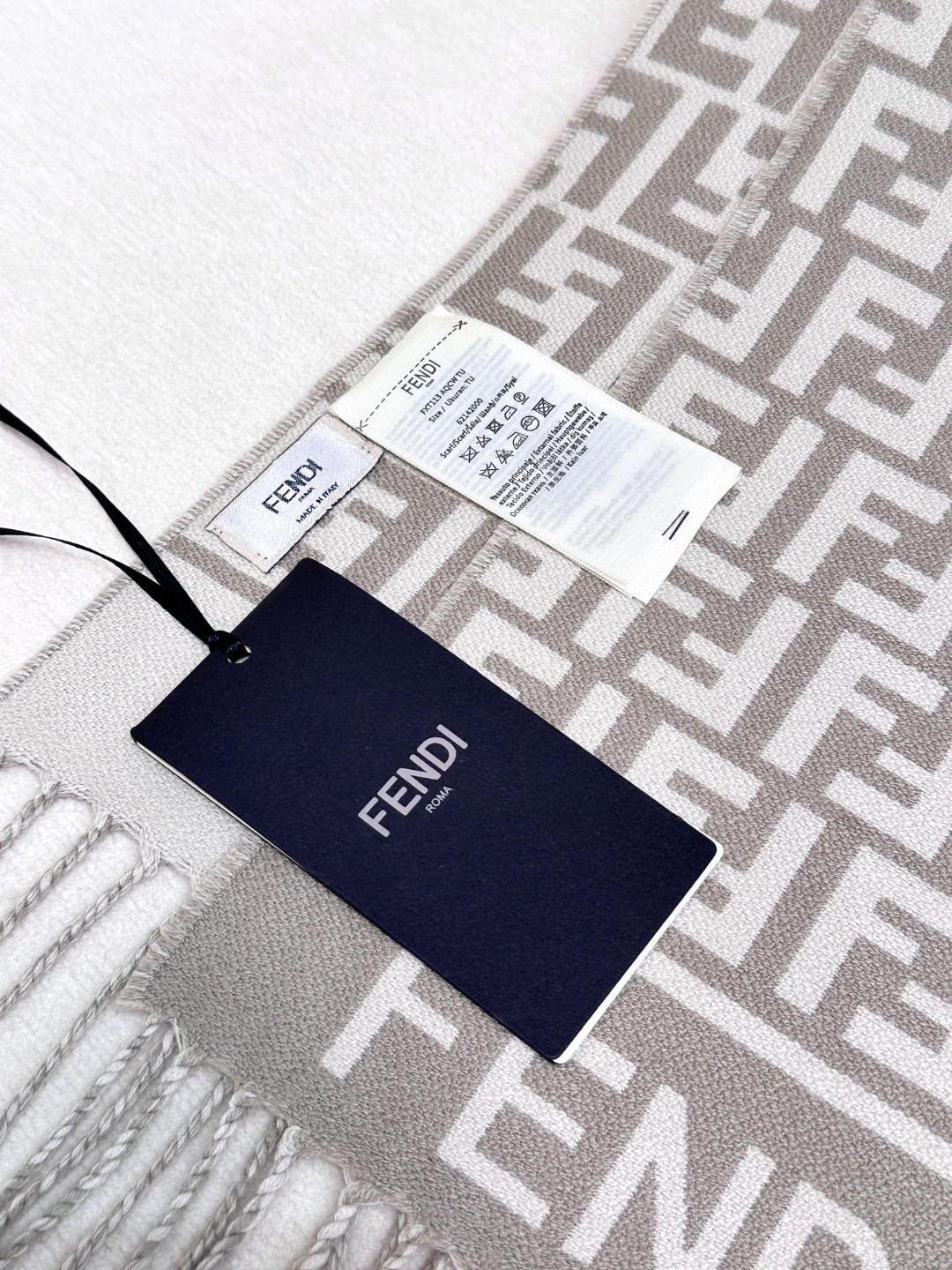 👑 FEN/DI【FF标识羊绒流苏长巾】官网同步更新，混纺提花编织，手感柔软舒适奢华有质感，由双色交织提