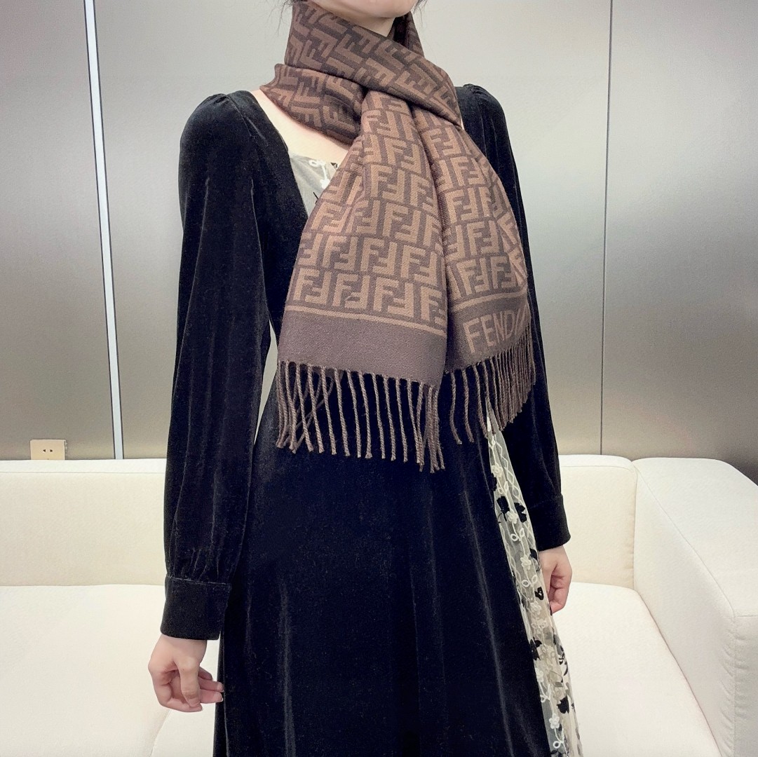 👑 FEN/DI【FF标识羊绒流苏长巾】官网同步更新，混纺提花编织，手感柔软舒适奢华有质感，由双色交织提