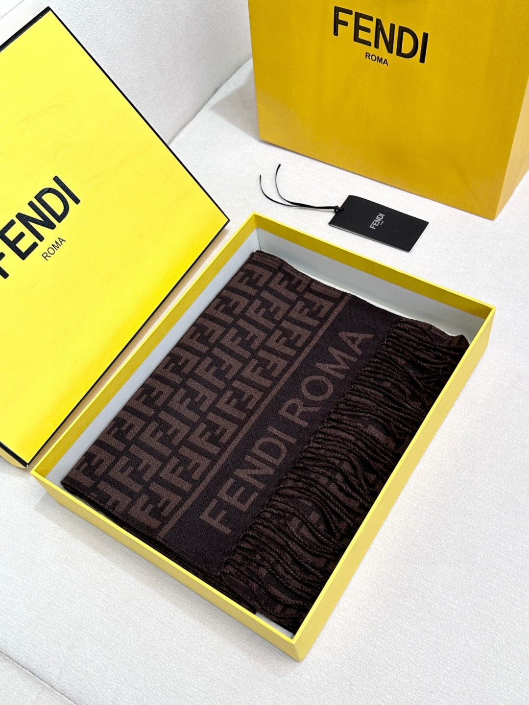 👑 FEN/DI【FF标识羊绒流苏长巾】官网同步更新，混纺提花编织，手感柔软舒适奢华有质感，由双色交织提