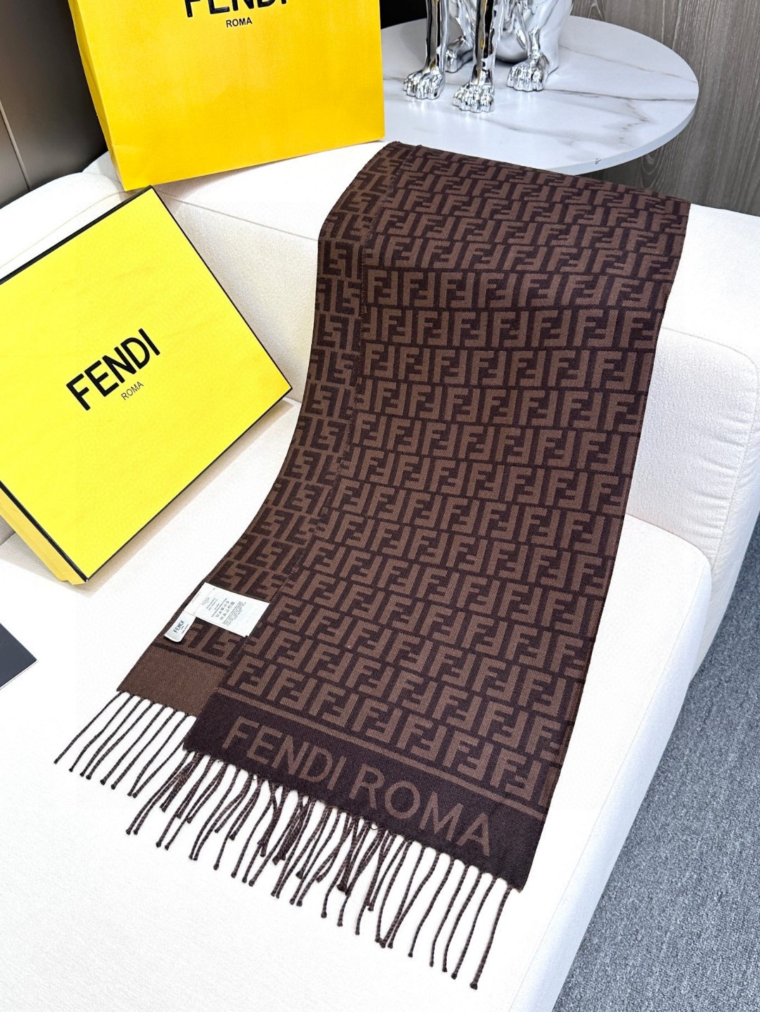 👑 FEN/DI【FF标识羊绒流苏长巾】官网同步更新，混纺提花编织，手感柔软舒适奢华有质感，由双色交织提