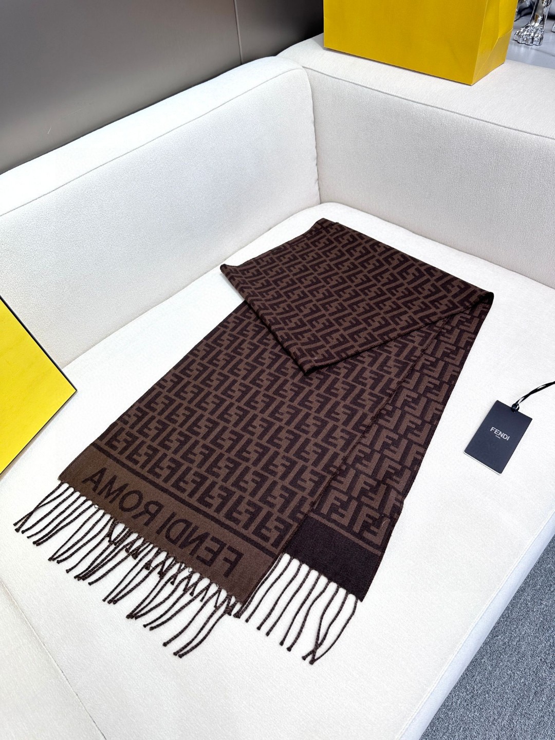 👑 FEN/DI【FF标识羊绒流苏长巾】官网同步更新，混纺提花编织，手感柔软舒适奢华有质感，由双色交织提