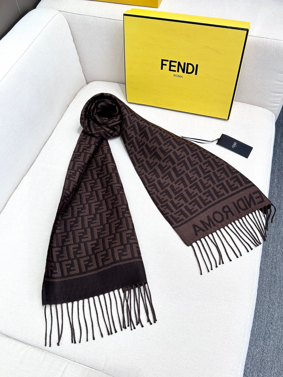 👑 FEN/DI【FF标识羊绒流苏长巾】官网同步更新，混纺提花编织，手感柔软舒适奢华有质感，由双色交织提