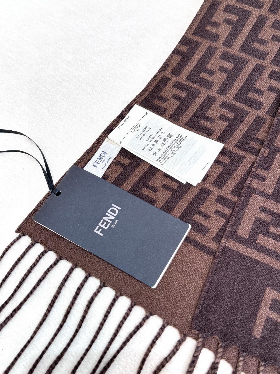 👑 FEN/DI【FF标识羊绒流苏长巾】官网同步更新，混纺提花编织，手感柔软舒适奢华有质感，由双色交织提