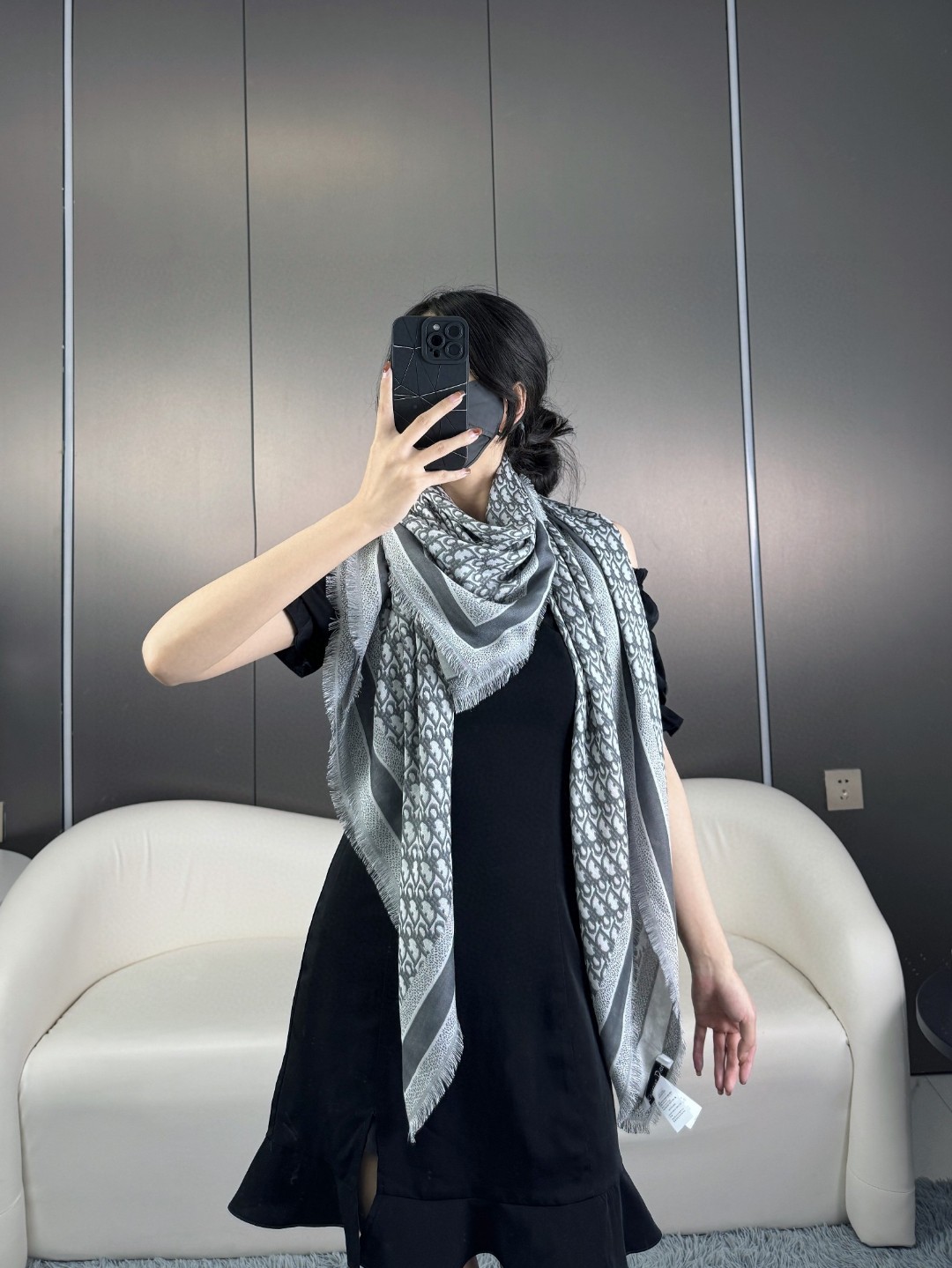 【方巾】Dior披肩❤️经典字母👍搭配丝毛混纺的华美质感，与成衣和配饰系列单品搭配相宜。
尺寸：140 