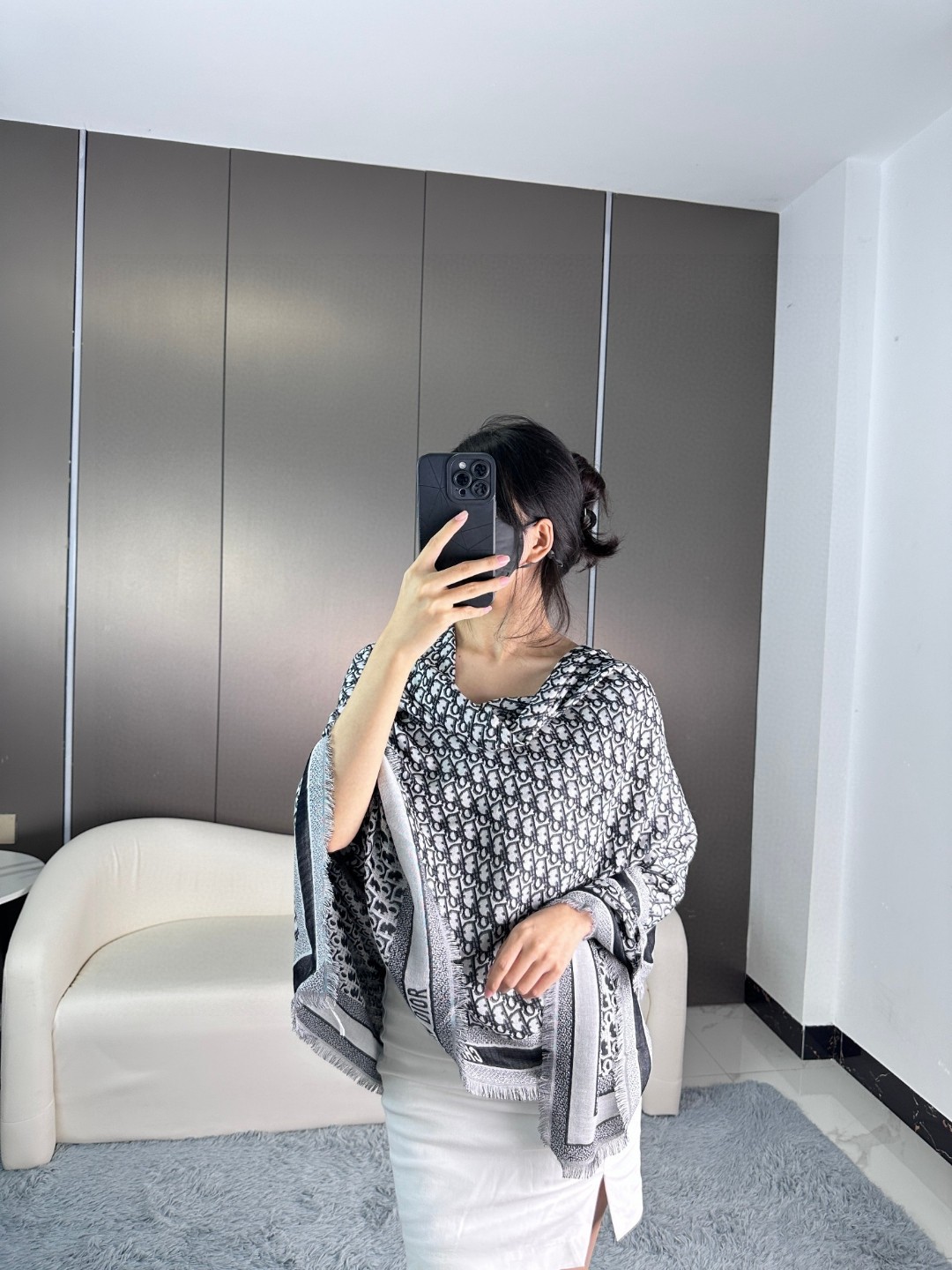【方巾】Dior披肩❤️经典字母👍搭配丝毛混纺的华美质感，与成衣和配饰系列单品搭配相宜。
尺寸：140 