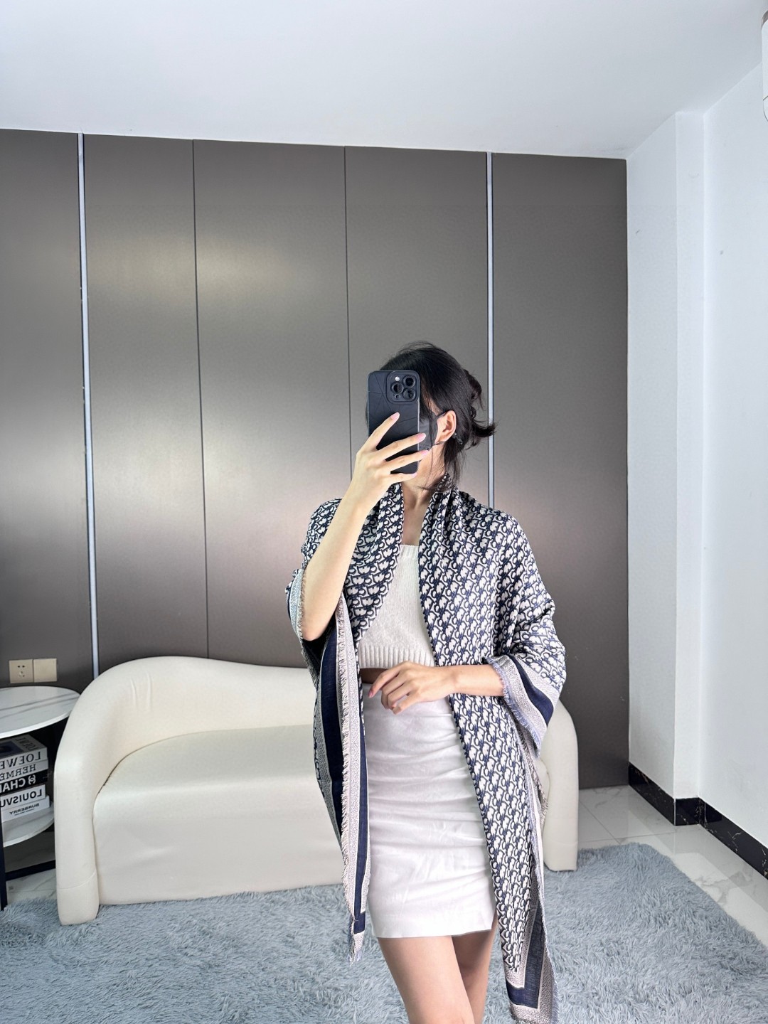 【方巾】Dior披肩❤️经典字母👍搭配丝毛混纺的华美质感，与成衣和配饰系列单品搭配相宜。
尺寸：140 