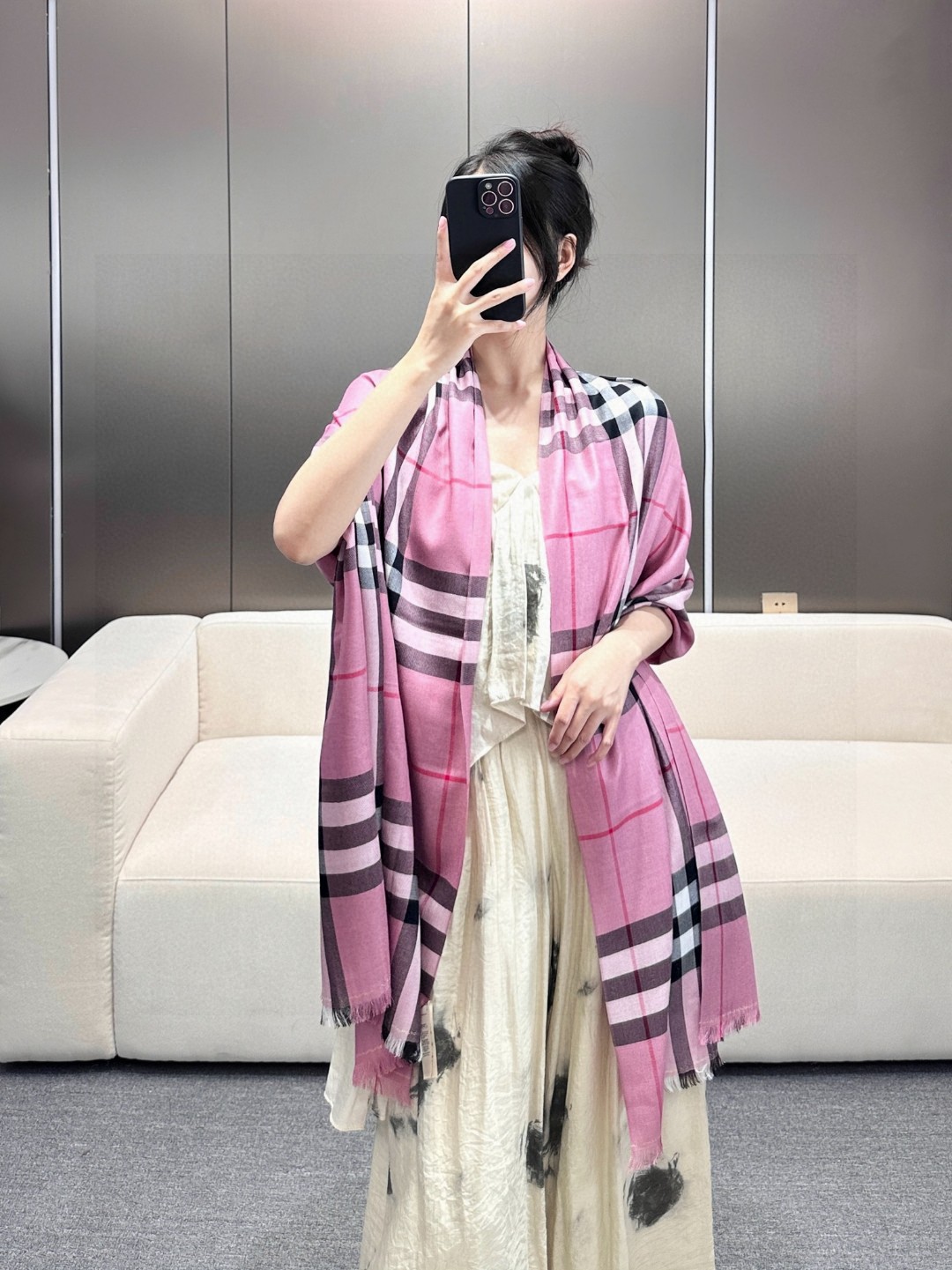 “High-class Goods from Bapuli’s Flagship Store: Elegant, Knowledgeable, and Unique”