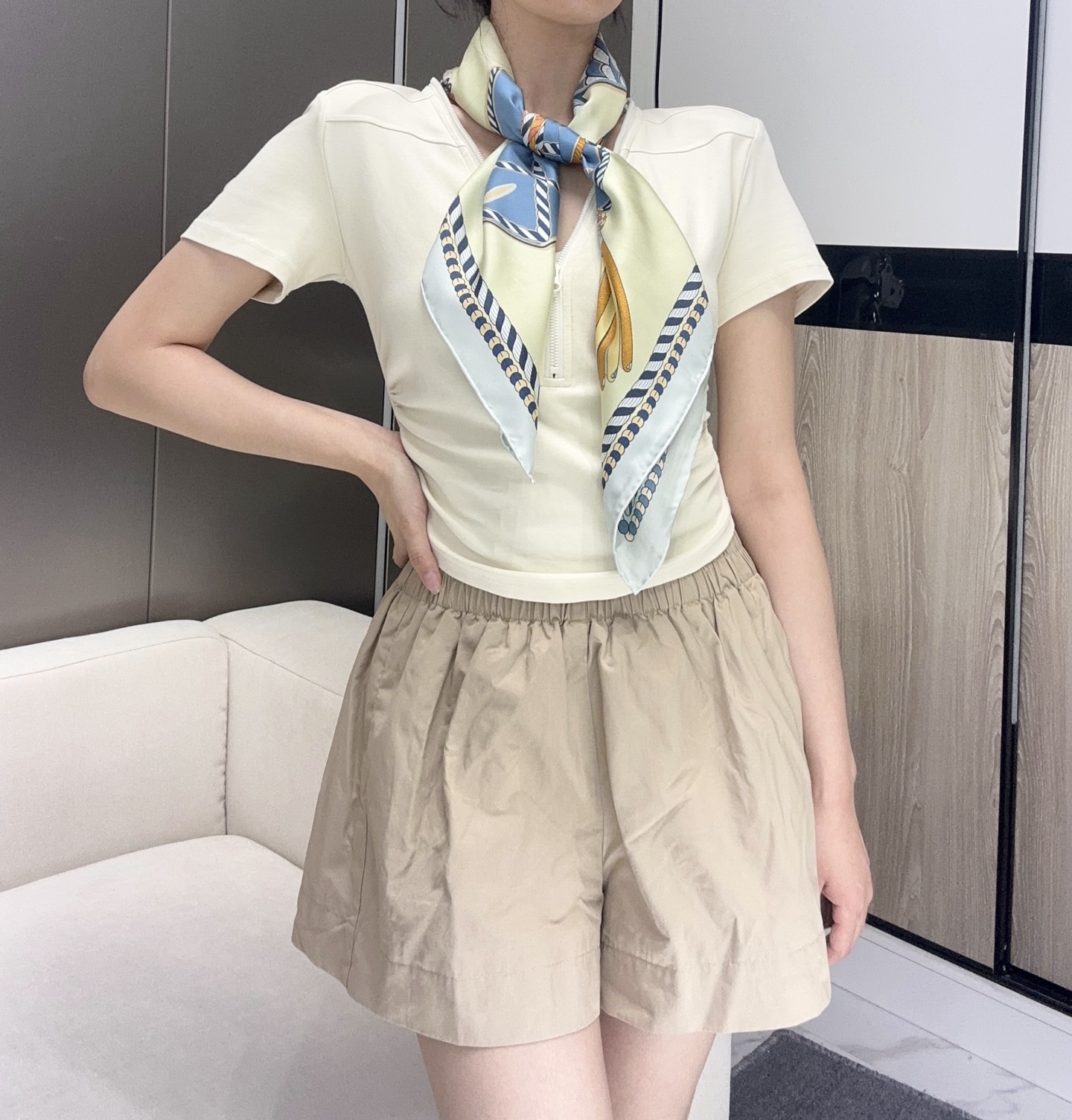 。Hermes ~~
“华丽肩章”90厘米双面方巾
18mm顶级真丝双面异色方巾
手工卷边斜纹真丝双面方