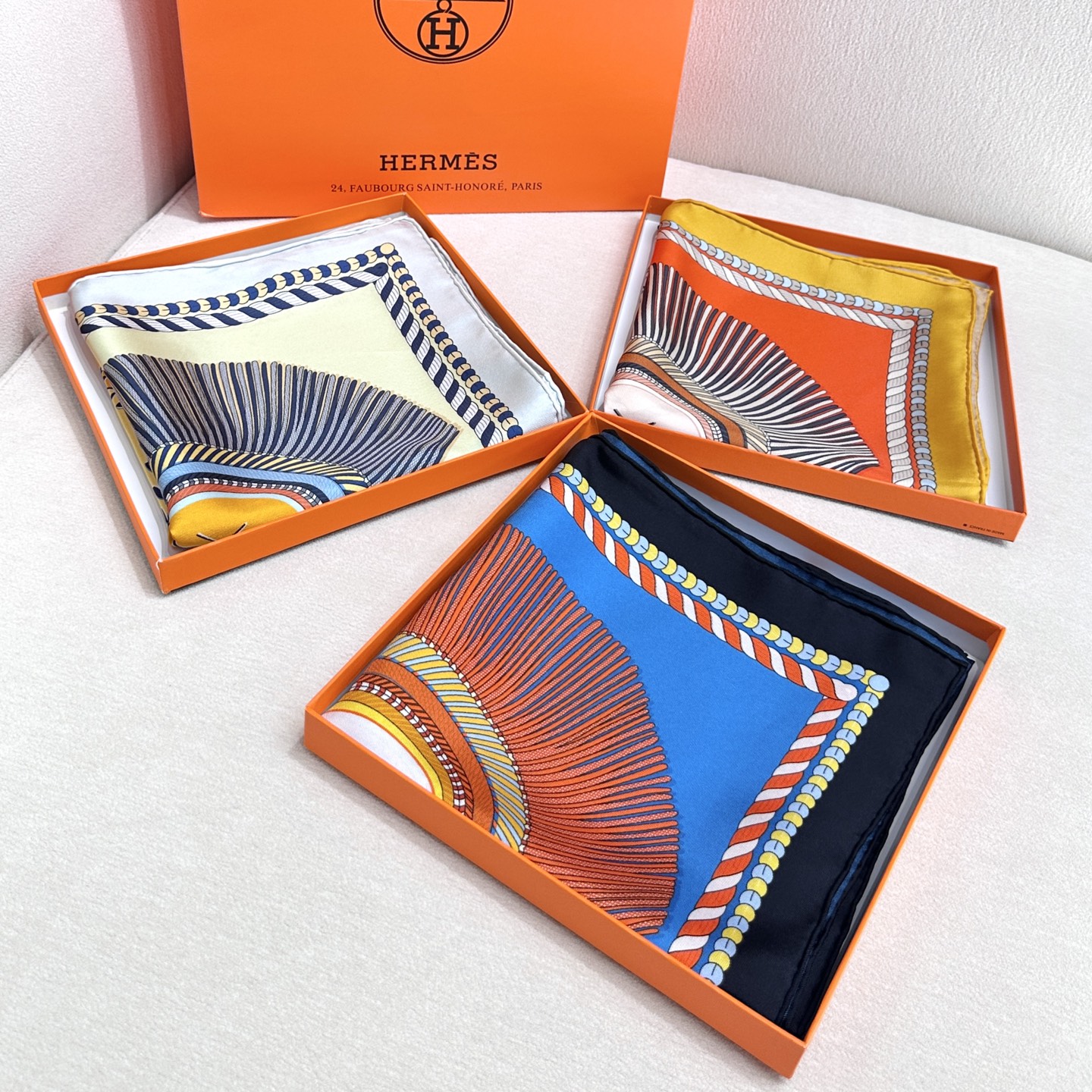 。Hermes ~~
“华丽肩章”90厘米双面方巾
18mm顶级真丝双面异色方巾
手工卷边斜纹真丝双面方