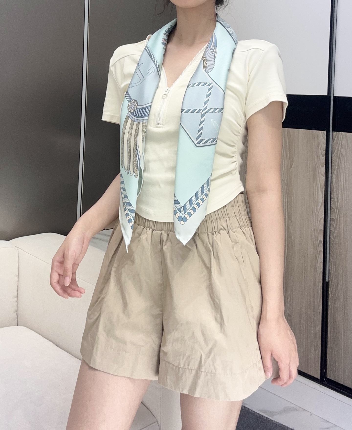 。Hermes ~~
“华丽肩章”90厘米双面方巾
18mm顶级真丝双面异色方巾
手工卷边斜纹真丝双面方