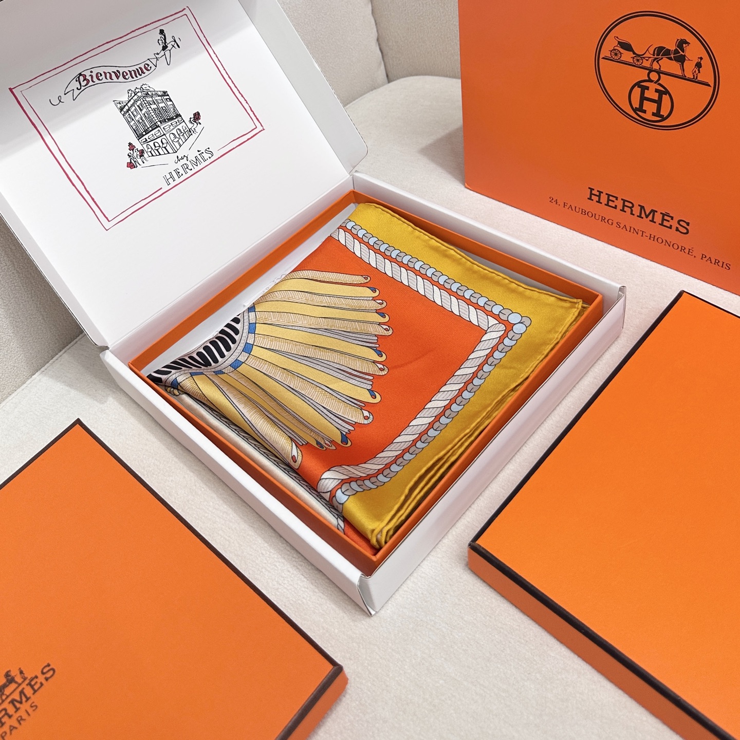 。Hermes ~~
“华丽肩章”90厘米双面方巾
18mm顶级真丝双面异色方巾
手工卷边斜纹真丝双面方