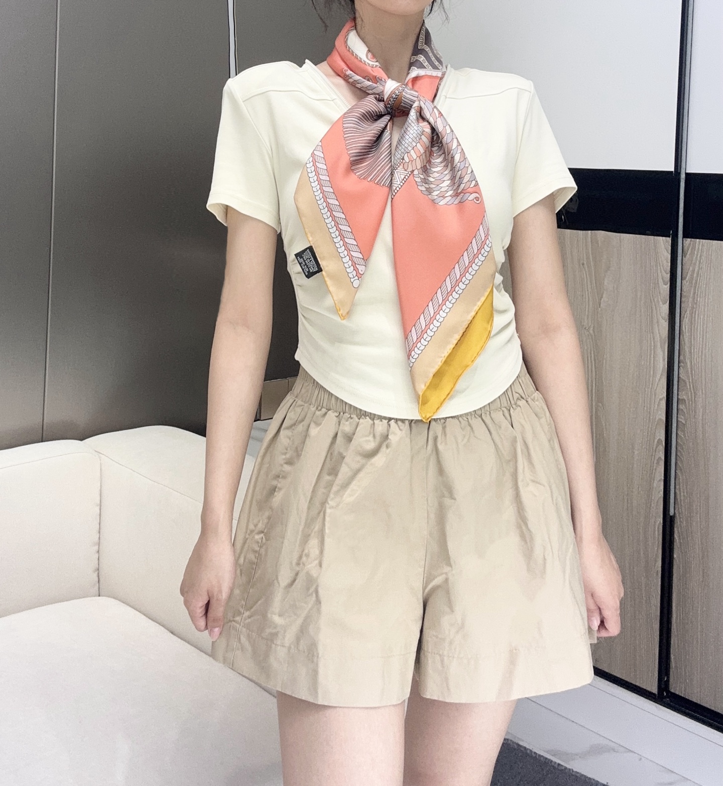 。Hermes ~~
“华丽肩章”90厘米双面方巾
18mm顶级真丝双面异色方巾
手工卷边斜纹真丝双面方