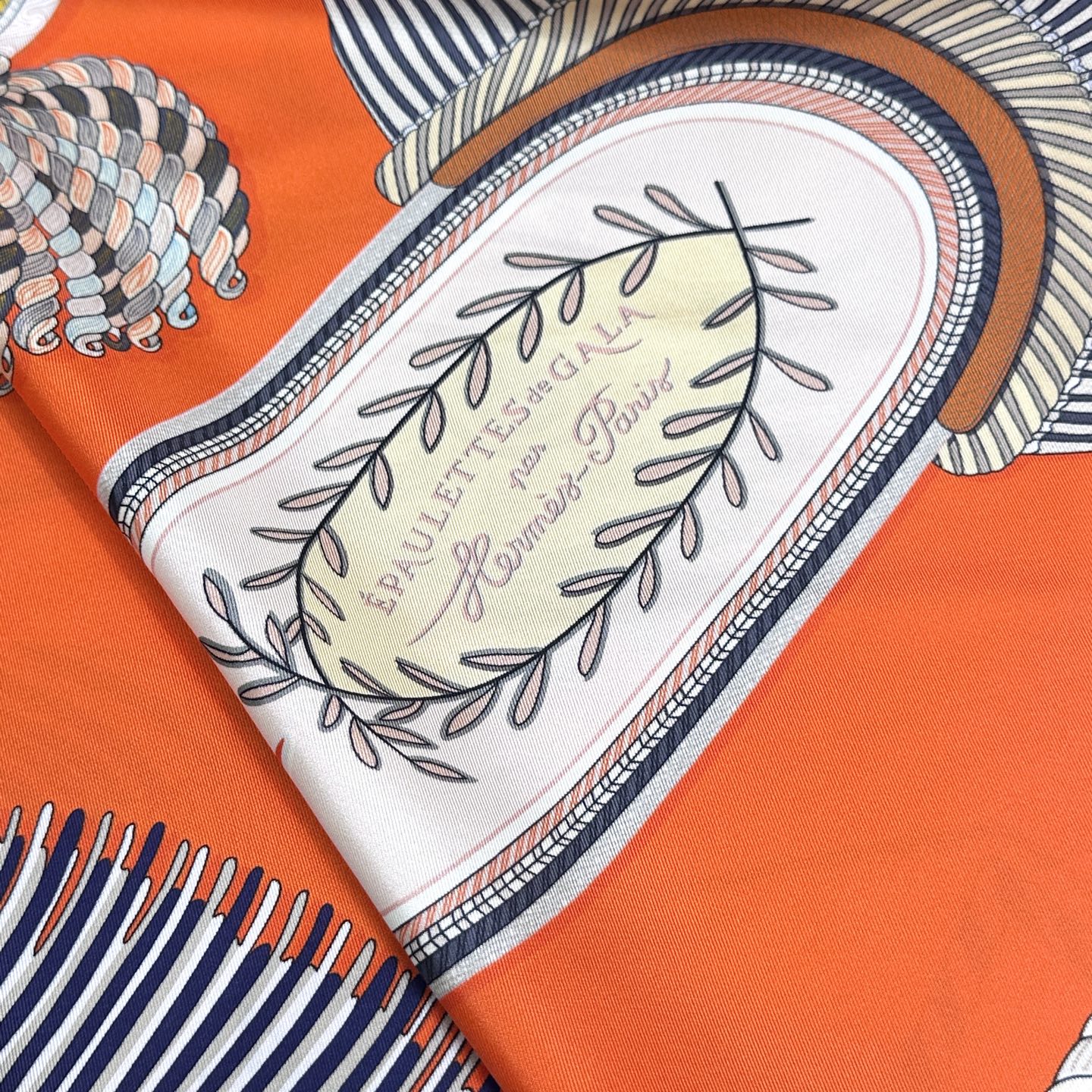 。Hermes ~~
“华丽肩章”90厘米双面方巾
18mm顶级真丝双面异色方巾
手工卷边斜纹真丝双面方