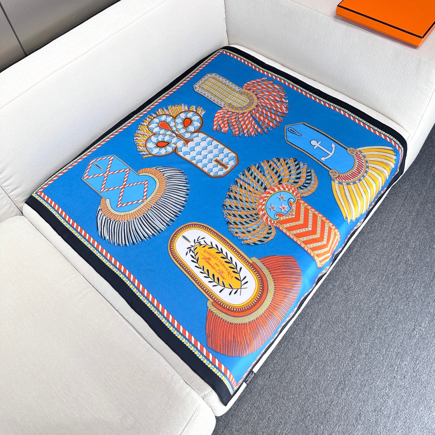 。Hermes ~~
“华丽肩章”90厘米双面方巾
18mm顶级真丝双面异色方巾
手工卷边斜纹真丝双面方