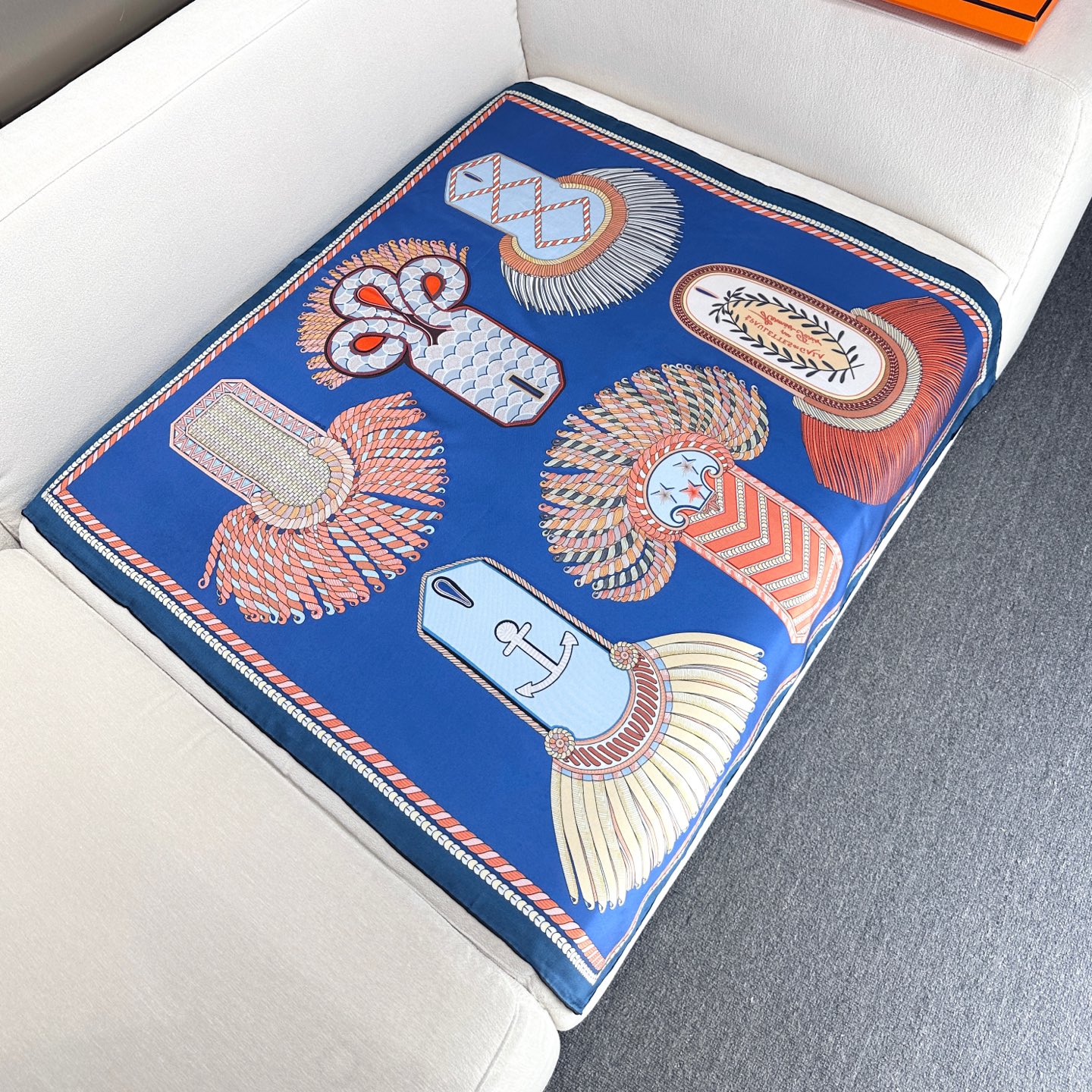。Hermes ~~
“华丽肩章”90厘米双面方巾
18mm顶级真丝双面异色方巾
手工卷边斜纹真丝双面方