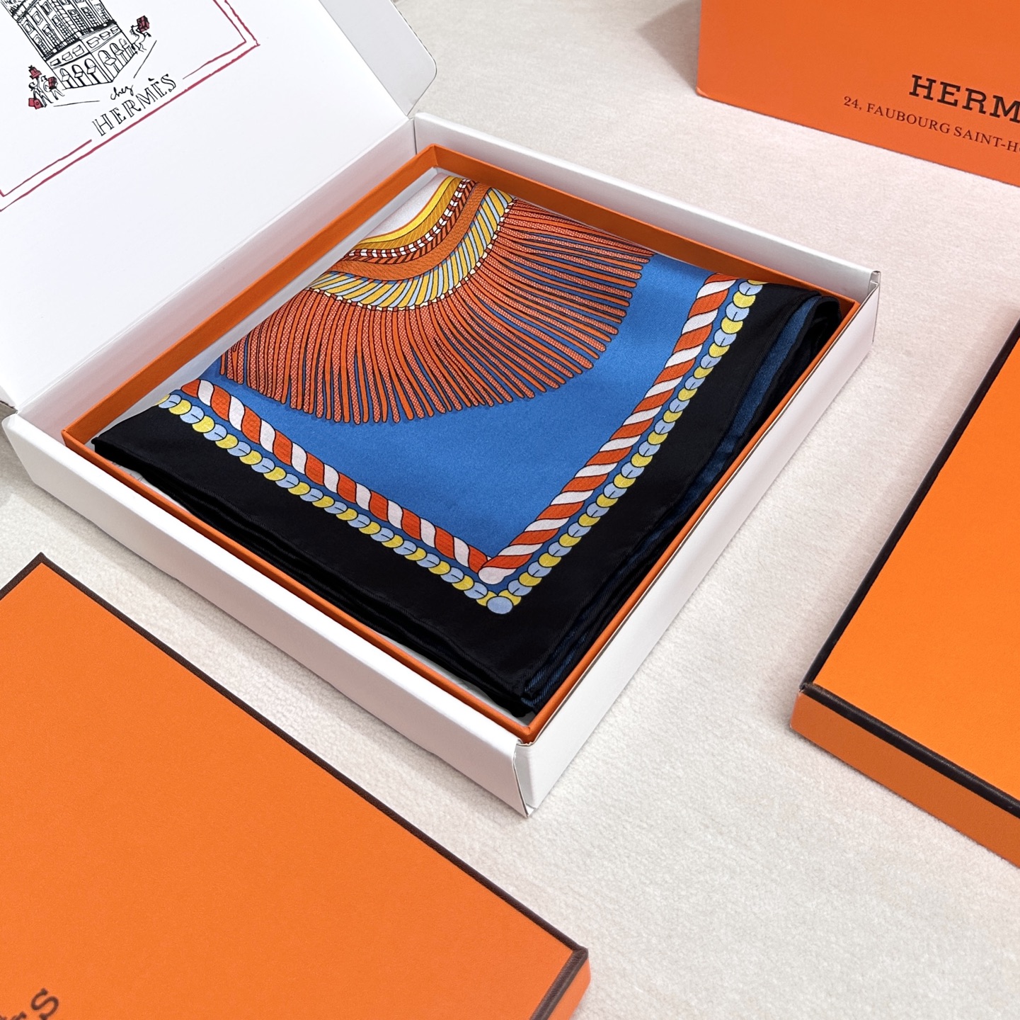 。Hermes ~~
“华丽肩章”90厘米双面方巾
18mm顶级真丝双面异色方巾
手工卷边斜纹真丝双面方