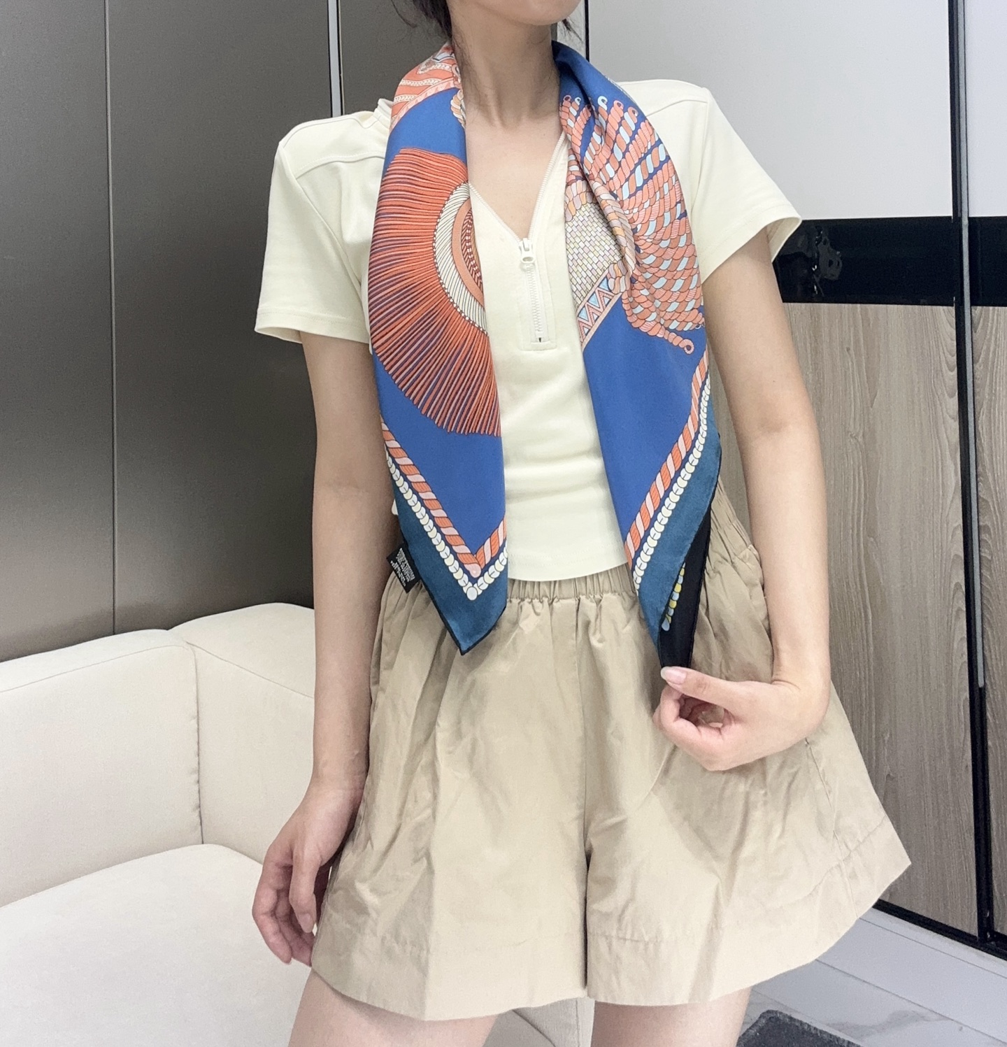 。Hermes ~~
“华丽肩章”90厘米双面方巾
18mm顶级真丝双面异色方巾
手工卷边斜纹真丝双面方