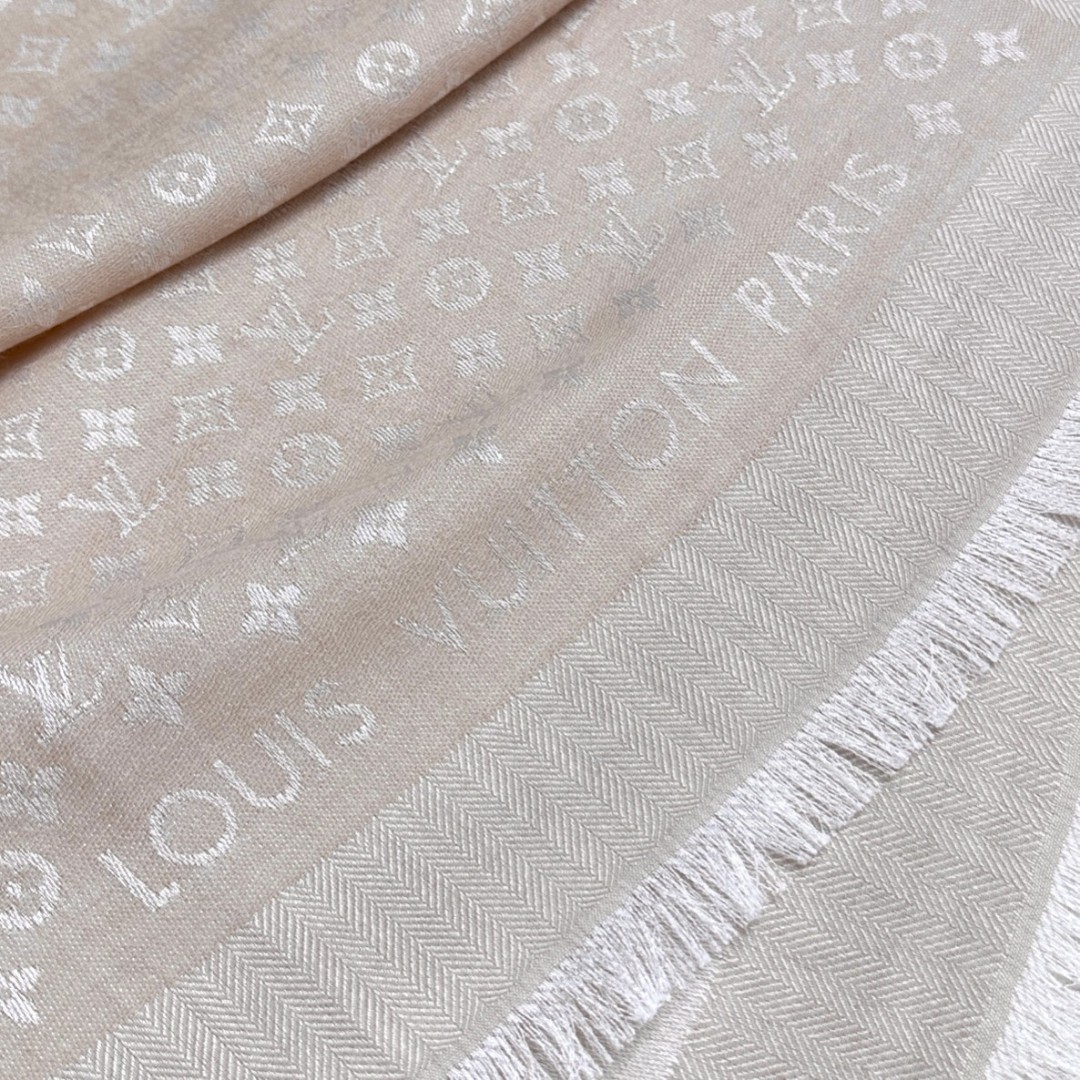   LV新鲜出炉的超赞小披肩~！】披肩尺寸是少有的120cm*120cm，小字母老花的设计，真的超级心水