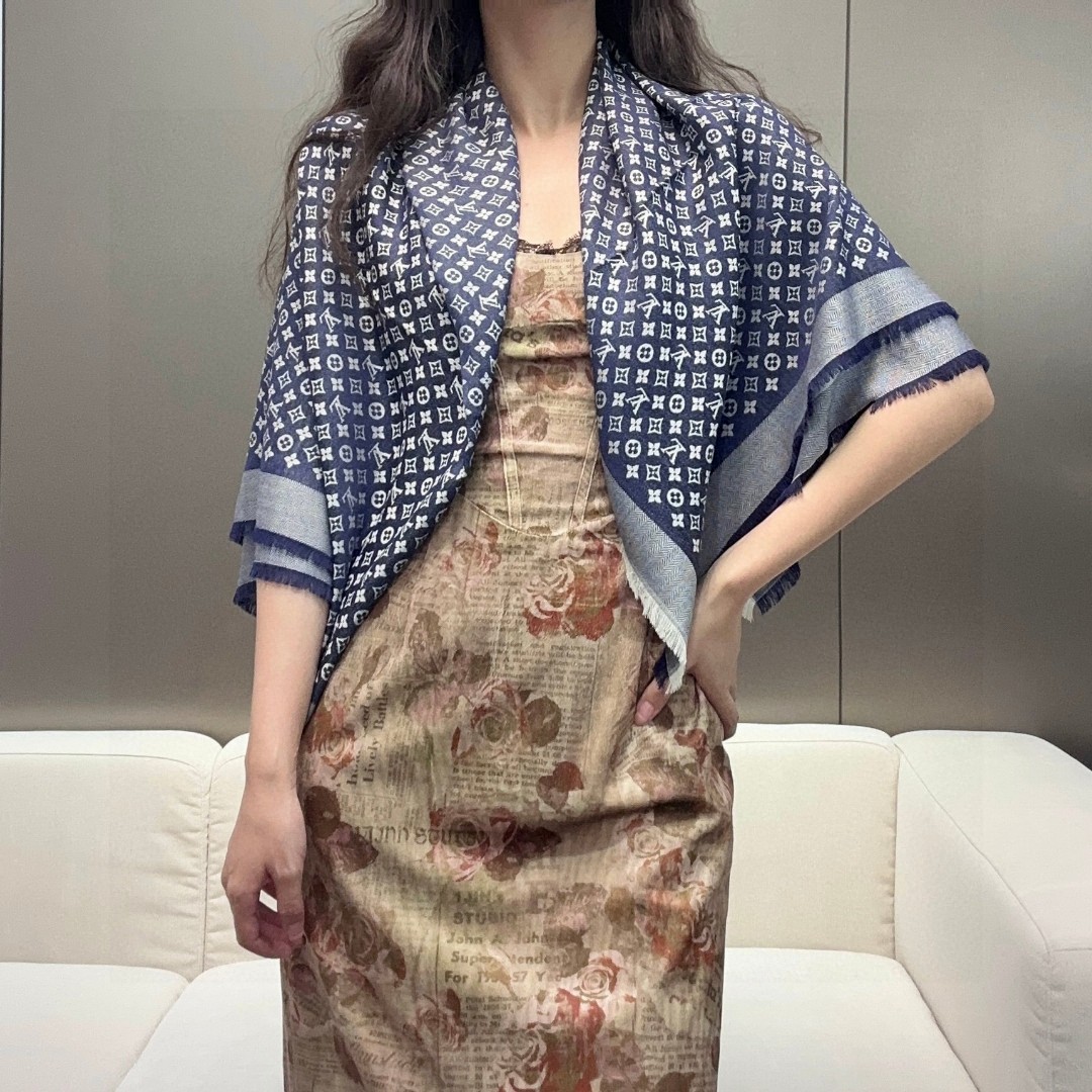   LV新鲜出炉的超赞小披肩~！】披肩尺寸是少有的120cm*120cm，小字母老花的设计，真的超级心水