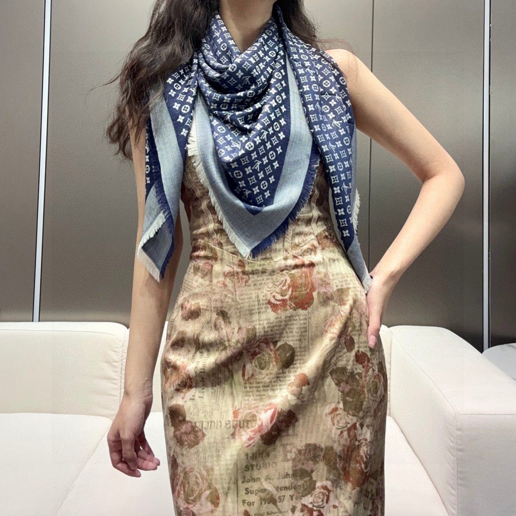   LV新鲜出炉的超赞小披肩~！】披肩尺寸是少有的120cm*120cm，小字母老花的设计，真的超级心水