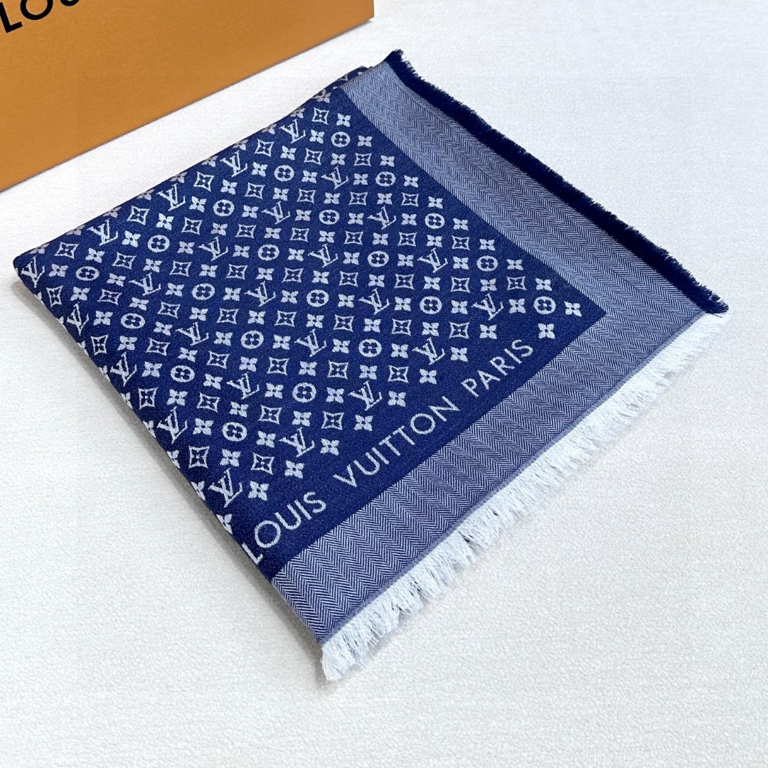   LV新鲜出炉的超赞小披肩~！】披肩尺寸是少有的120cm*120cm，小字母老花的设计，真的超级心水