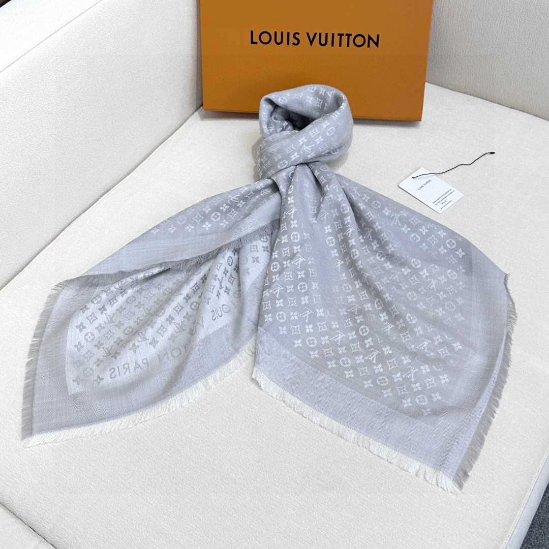   LV新鲜出炉的超赞小披肩~！】披肩尺寸是少有的120cm*120cm，小字母老花的设计，真的超级心水