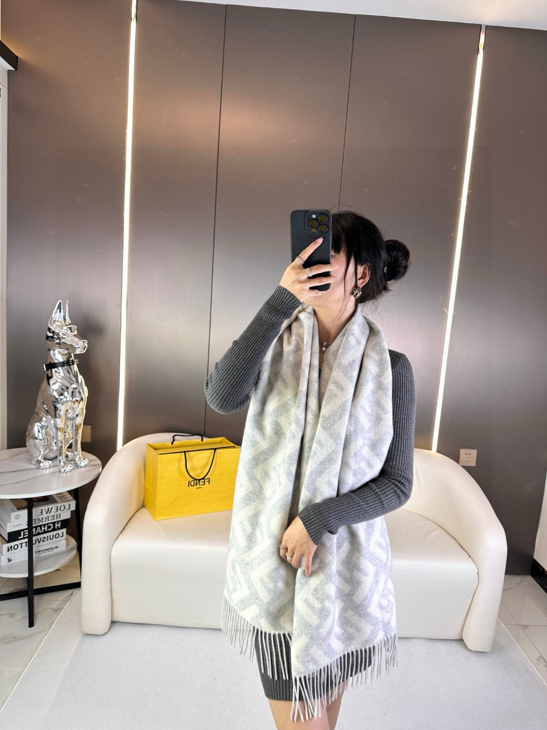   面料：羊绒
尺寸：45*170
颜色： 咖色 红色 灰色 奶茶色
时尚达人搭配首选
长款流苏围巾。棕