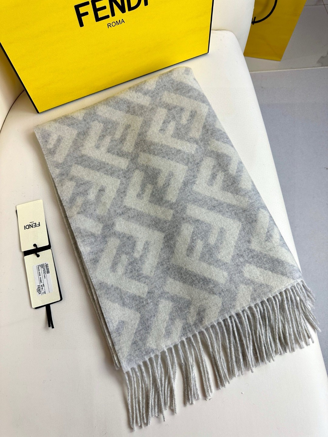   面料：羊绒
尺寸：45*170
颜色： 咖色 红色 灰色 奶茶色
时尚达人搭配首选
长款流苏围巾。棕