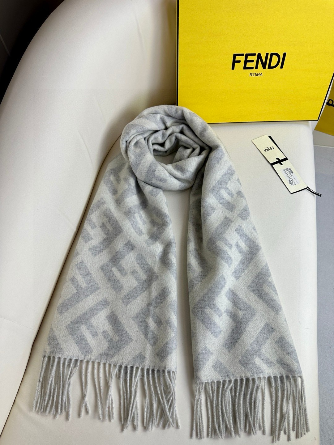   面料：羊绒
尺寸：45*170
颜色： 咖色 红色 灰色 奶茶色
时尚达人搭配首选
长款流苏围巾。棕