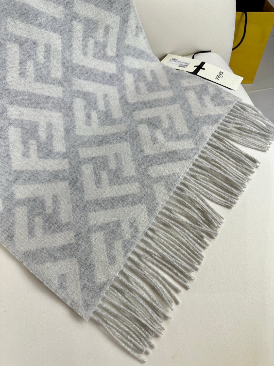   面料：羊绒
尺寸：45*170
颜色： 咖色 红色 灰色 奶茶色
时尚达人搭配首选
长款流苏围巾。棕