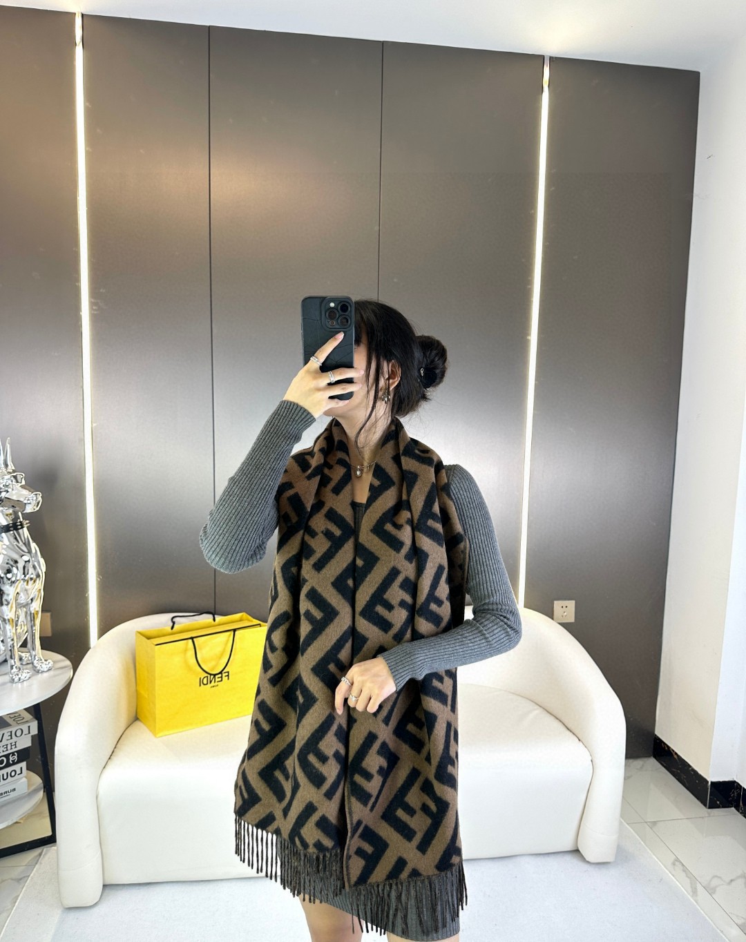 NO:341476,Fabric cashmere size 45* color brown red gray milk tea color fashion expert first choice long tassel scarf. Brown cashmere and wool material. Jacquard pattern recreates the same color FF pattern. Higher version scarf, high version scarf19860909面料羊绒 尺寸45* 颜色 咖色 红色 灰色 奶茶色 时尚达人搭配首选 长款流苏围巾.棕色羊绒和羊毛材质.提花织纹重现同色系FF图案.高版本围巾,高版本围巾,scarf