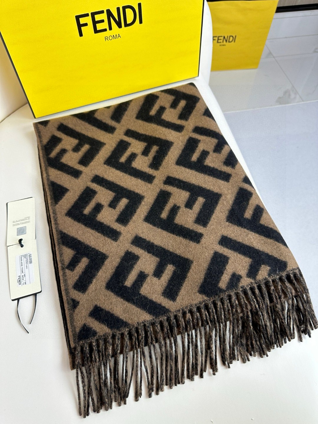  面料：羊绒
尺寸：45*170
颜色： 咖色 红色 灰色 奶茶色
时尚达人搭配首选
长款流苏围巾。棕色