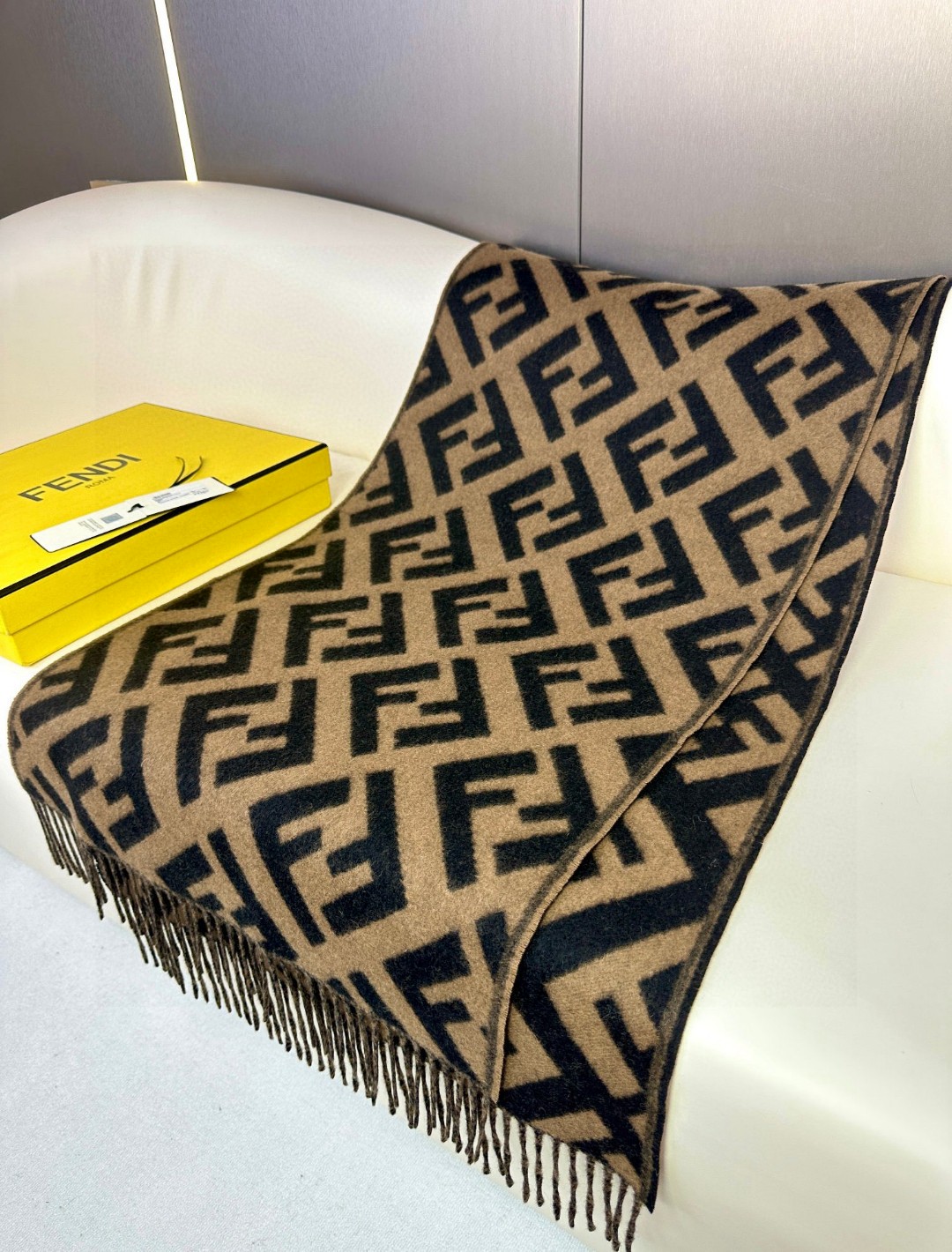  面料：羊绒
尺寸：45*170
颜色： 咖色 红色 灰色 奶茶色
时尚达人搭配首选
长款流苏围巾。棕色