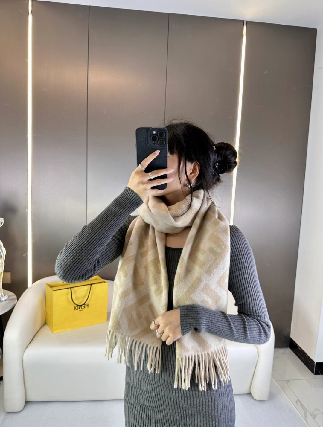  面料：羊绒
尺寸：45*170
颜色： 咖色 红色 灰色 奶茶色
时尚达人搭配首选
长款流苏围巾。棕色