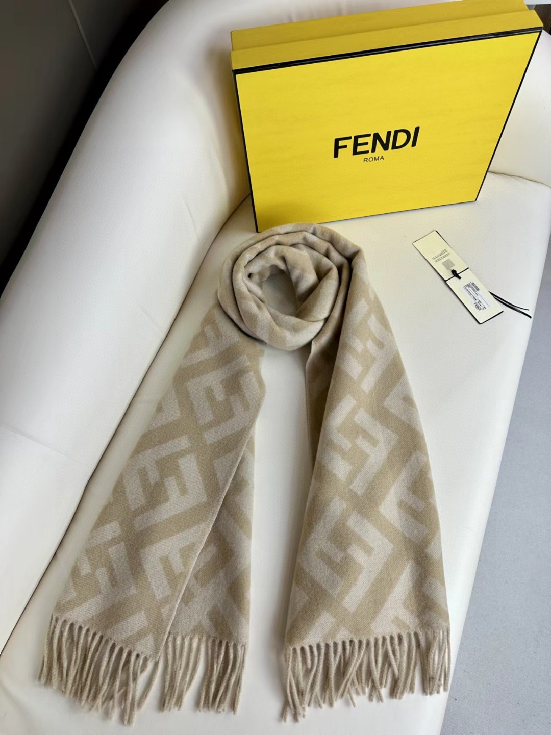  面料：羊绒
尺寸：45*170
颜色： 咖色 红色 灰色 奶茶色
时尚达人搭配首选
长款流苏围巾。棕色