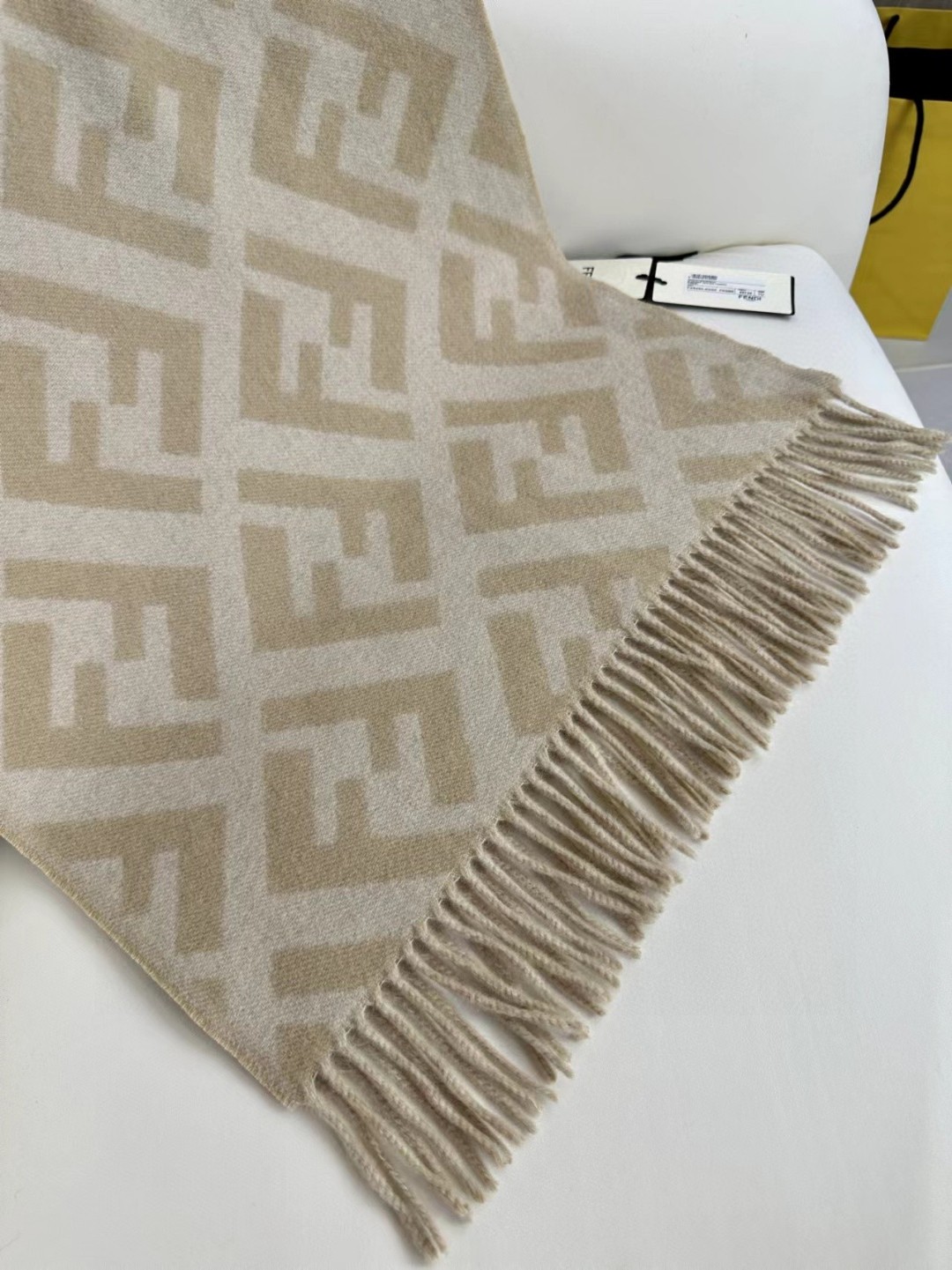  面料：羊绒
尺寸：45*170
颜色： 咖色 红色 灰色 奶茶色
时尚达人搭配首选
长款流苏围巾。棕色