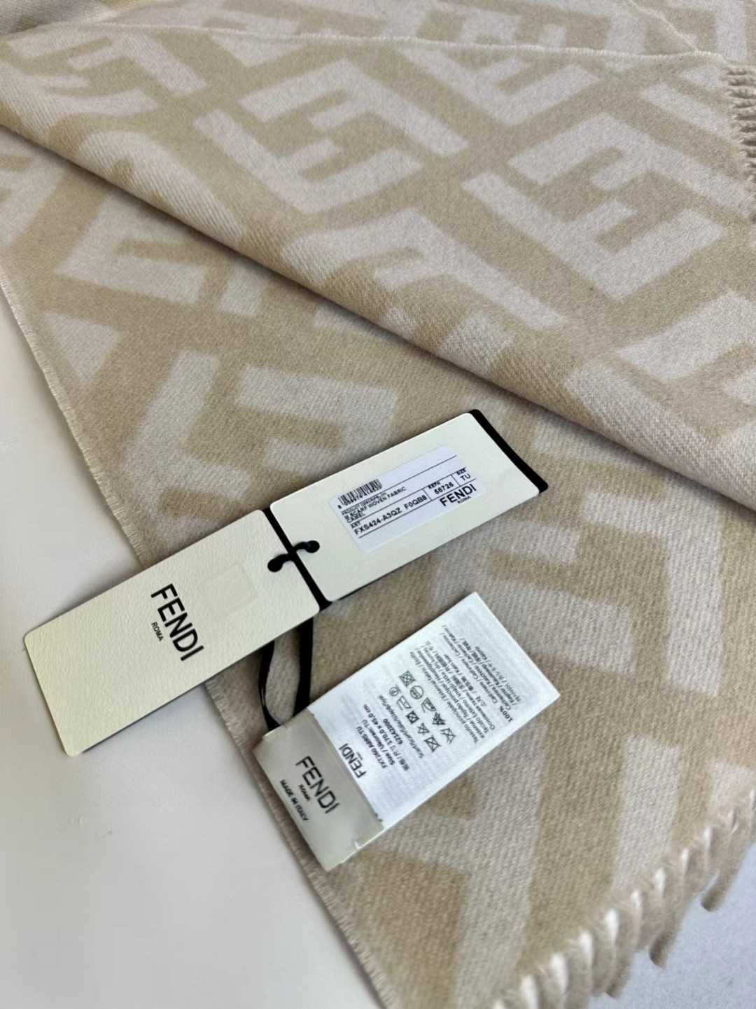  面料：羊绒
尺寸：45*170
颜色： 咖色 红色 灰色 奶茶色
时尚达人搭配首选
长款流苏围巾。棕色